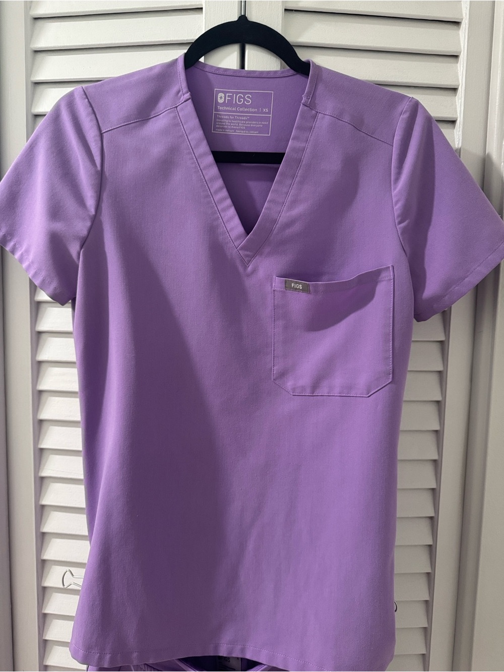 FIGS Violet Scrub Top and Pants Set
Top Size XS
Pants Size S